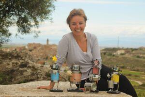 Carolina con sus esculturas Carolata en exterior.